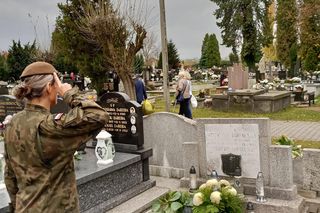 Żołnierze 13 Śląskiej Brygady Obrony Terytorialnej czczą zmarłych na cmentarzach