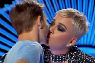 Katy Perry pocałowała chłopaka wbrew jego woli! Fani: 'To molestowanie'