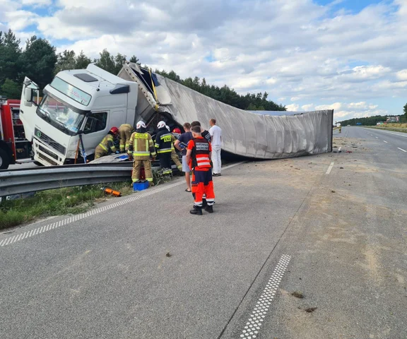 Naczepa przewróciła się na samochód osobowy