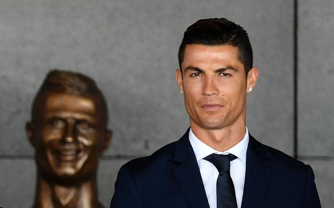 Pomnik Cristiano Ronaldo na Maderze na lotnisku w Funchalu