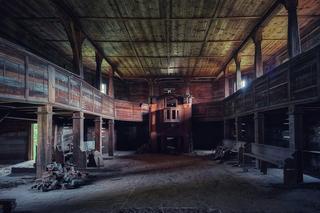 Opuszczony kościół pod Wrocławiem. Drewniana świątynia przyciąga miłośników urbexu 