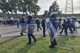 Ze stadionu prosto do celi! Kibice odpalili race i petardy!