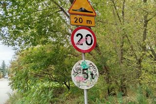 Zniszczone ławeczki i tablice – nad zalewem w Siedlcach doszło do aktów wandalizmu. Zostaną tam zainstalowane kamery miejskiego monitoringu