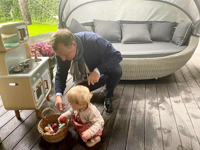 Jacek Kurski z córką. Prezes TVP tak się bawi w domu