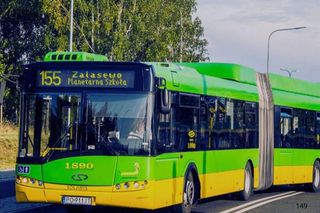 Awantura i szarpanina w komunikacji miejskiej w Poznaniu. Agresywni sprawcy mieli żądać telefonu od pasażera