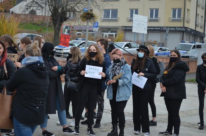 "NIE JESTEŚMY INKUBATORAMI" w Starachowicach też protestowali przed biurami posłów PiS 
