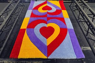 Wyjątkowy dywan trafił na aukcję WOŚP. Tkali go lekarze i Jurek Owsiak 