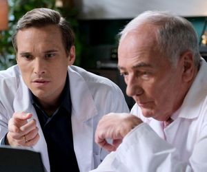 M jak miłość odc. 1879. Olek (Maurycy Popiel), Jerzy Argasiński (Karol Strasburger)