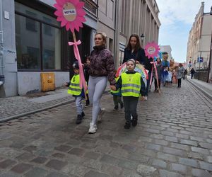 Przemarsz przedszkolaków z marzannami ulicami Grudziądza