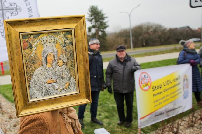 Protest przeciwko budowie centrum logistycznego Lidla w Gietrzwałdzie. Olsztyn, 14.12.2024