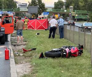 Reanimacja na ulicy. Motocyklista roztrzaskał się na Ochocie!