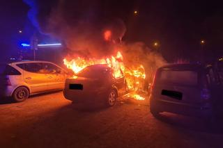 Samochód połonął jak pochodnia. Obok stały zaparkowane inne auta