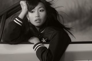 GUESS JEANS ogłasza gwiazdy najnowszej kampanii: Beabadoobee, Kai Isaiah-Jamal i Gene Gallagher w obiektywie Rafaela Pavarottiego