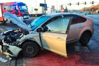 Zderzenie samochodu osobowego i ciężarowego na największym skrzyżowaniu w Lesznie