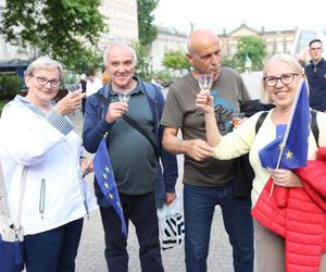Toast za Wolność w Poznaniu. Na placu Wolności upamiętniono rocznicę wyborów 4 czerwca [ZDJĘCIA]