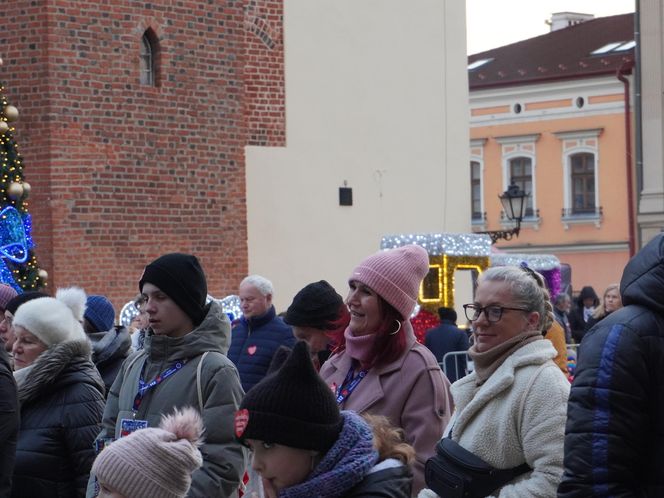 Na rynku w Tarnowie trwa koncert 33. Finału Wielkiej Orkiestry Świątecznej Pomocy. Tak bawią się mieszkańcy miasta