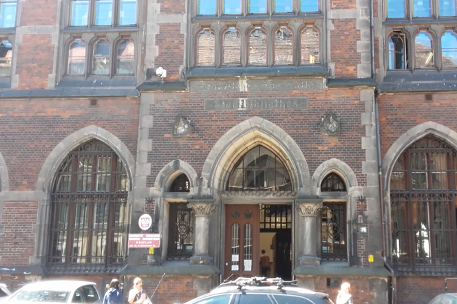 Za pierwszym razem gmach biblioteki przy Szajnochy uczelnia wystawiła na sprzedaż za 16 milionów złotych