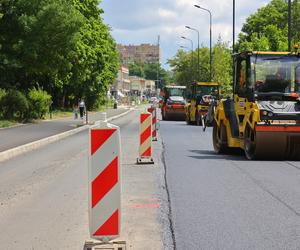 Trwa przemiana ul. Lutomierskiej. Drogowcy pracują przy nowej nawierzchni [ZDJĘCIA]