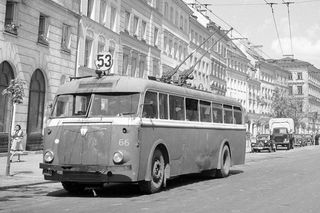 Trolejbus LOWA W602a na linii nr 53 na Krakowskim Przedmieściu, lata 50. XX wieku