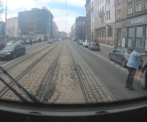 Zatrzymał tramwaj, ściągnął staruszkę z torów i się nią zaopiekował 