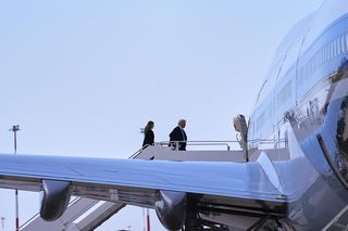 Trump wsiadł do samolotu natychmiast po pogrzebie papieża