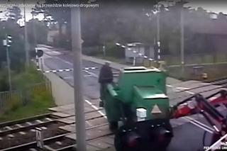 Groza na przejeździe kolejowym pod Pułtuskiem. Ciągnik wepchnął kombajn na tory! [ZDJĘCIA].