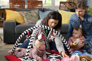 M jak miłość, odc. 1462. Nadia Witecka (Aleksandra Chapko), Kinga (Katarzyna Cichopek), bliźniaczki Emilka i Zuzia