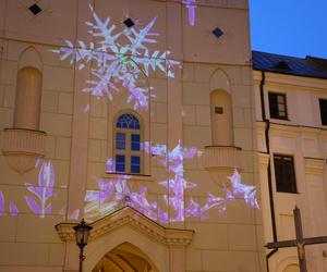 Świąteczna iluminacja ozdabia Wieżę Trynitarską w Lublinie 2023