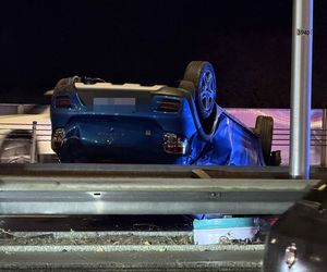 Auto rosyjskiej ambasady dachowało w Warszawie! Odłamki uszkodziły inne pojazdy