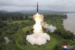 Rekordowy lot koreańskiej rakiety balistycznej. Czy Kim Dzong Un zawdzięcza sukces technologii z Rosji?