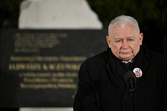 Prezes PiS pod więzieniem w Radomiu. Wcześniej czcił pamięć po matce