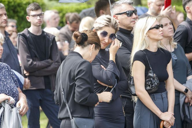 Zapłakane gwiazdy na pogrzebie Joanny Kołaczkowskiej. Steczkowska i Tadla ocierały łzy, panowie też mieli mokre oczy