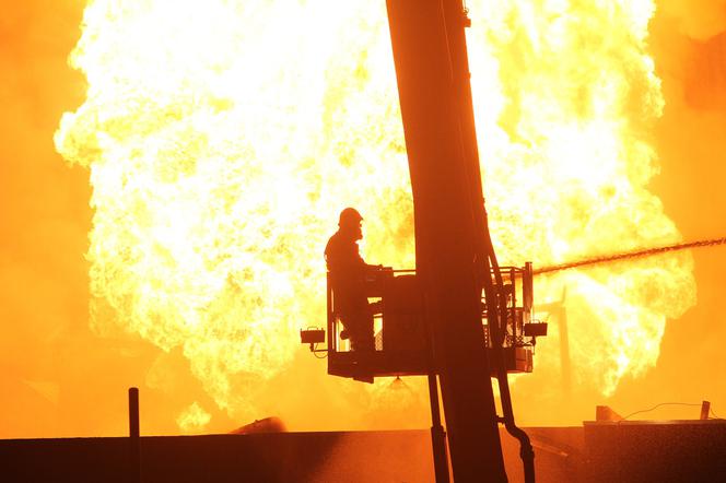 Płonie kamienica na mysłowickim rynku! Na miejscu pracuje 13 zastępów straży pożarnej