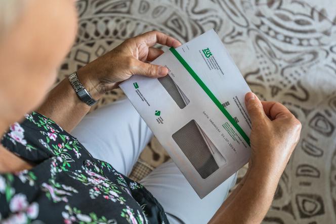 OFICJALNIE: dwie waloryzacje emerytur 2022. Oto podwyżki dla emerytów [TABELA]