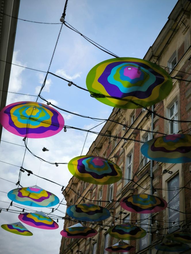 Nowe ozdoby nad ulicami w centrum Leszna 