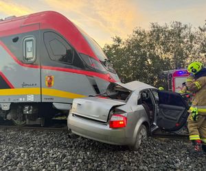 Wypadek na torach. Pociąg zderzył się z autem, jedna osoba w szpitalu. Duże utrudnienia