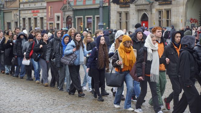 Polonez dla Fredry 2025 we Wrocławiu. Maturzyści zatańczyli na Rynku [ZDJĘCIA]