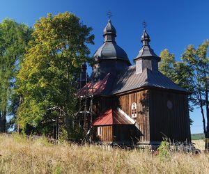 To dawna wieś królewska w Małopolsce. Jej znakiem rozpoznawczym są kamienne krzyże