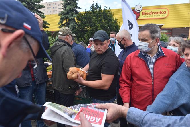 Nietypowy protest Agrounii. Rolnicy rozdawali ziemniaki w Toruniu
