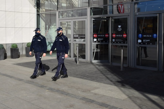 Krakowscy policjanci są HIPERAKTYWNI! Wypisali prawie TYSIĄC mandatów! Sprawdzają przestrzeganie obostrzeń