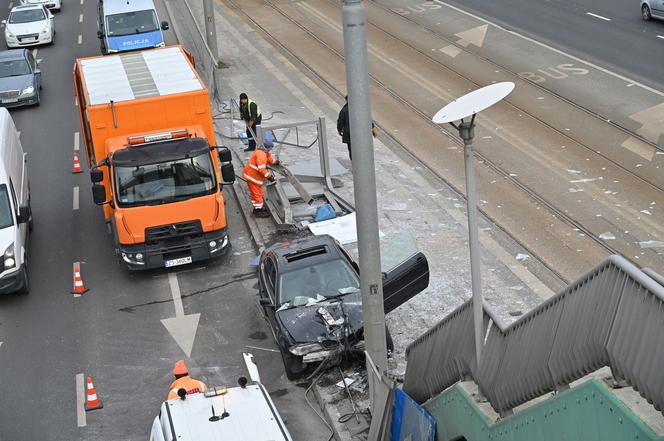 BMW wjechało w przystanek tramwajowy na ul. Gdańskiej