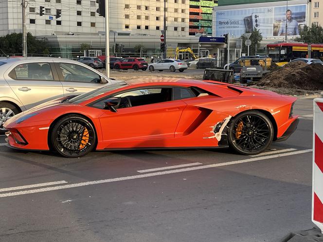 Luksusowe lamborghini roztrzaskane w centrum Warszawy