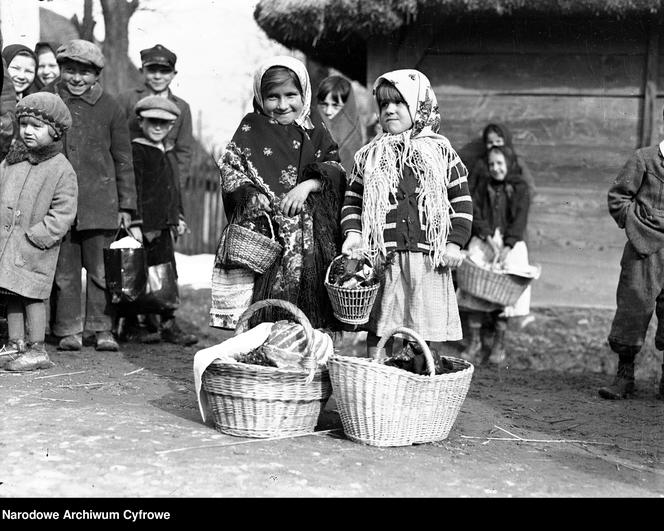 Dziewczynki z koszami ze święconką (1937)