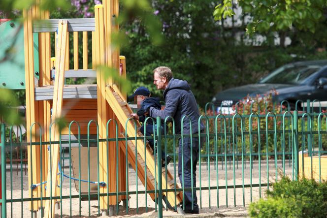 Dziadek Tusk zabrał wnuki na plac zabaw