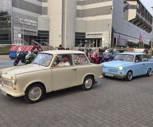 Klasyczna motoryzacja znów zachwyciła Bydgoszcz. „Bydgoskie Klasyki Nocą” przy Torbydzie