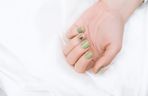 Manicure na wiosnę zachwyca prostotą. Zapomnij o mocnych kolorach i bogatych zdobieniach