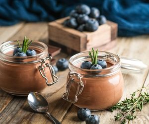 Zapomnij o aquafabie. Teraz pyszny wegański mus czekoladowy zrobisz z tego serka 