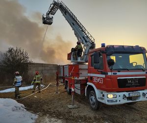 Strażacy walczyli z ogniem na składowisku odpadów w Bełżycach