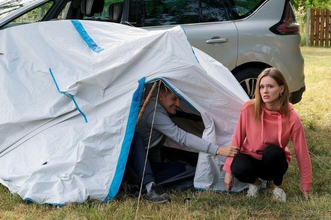  M jak miłość, odcinek 1765: Dramatyczny finał wyjazdu Franki i Pawła do Grabiny! Będą musieli się ukrywać - ZDJĘCIA