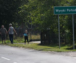 Zniszczony przez drona dach budynku mieszkalnego w miejscowości Wyryki